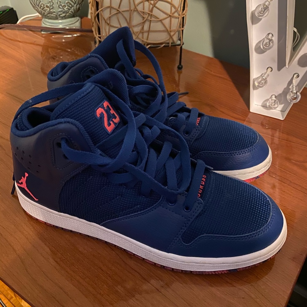 Kids Jordan size 7 (runs small)